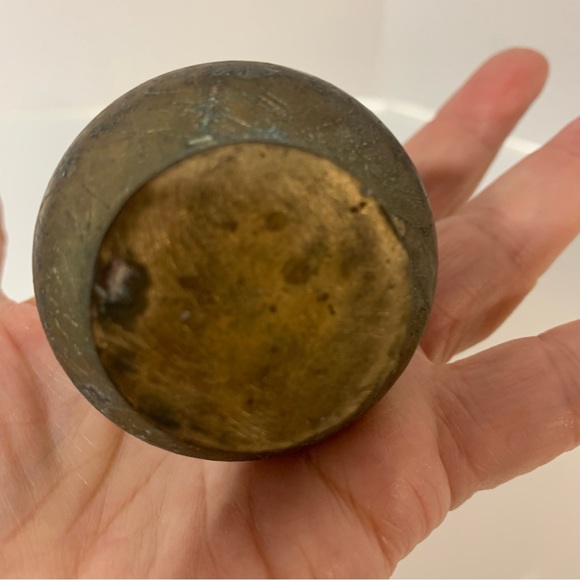 Vintage brass bud vase with lots of patina size 5” high 1940’s etched design - Picture 4 of 6